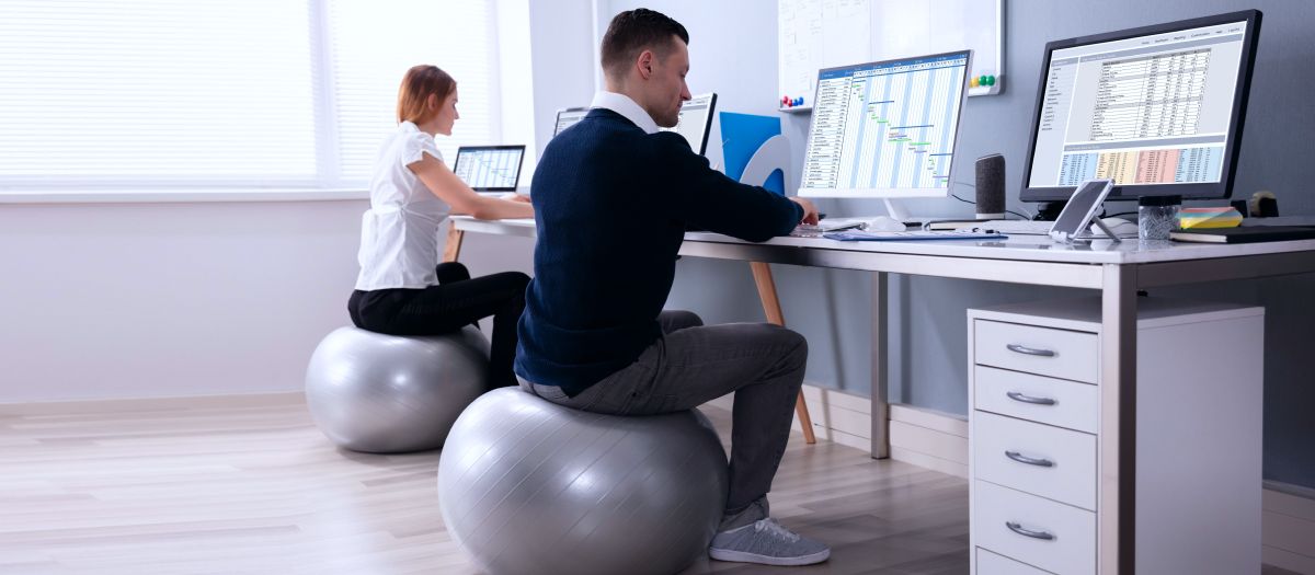 Cara Mengatur Posisi Tubuh agar Nyaman Selama Bekerja di Depan Layar